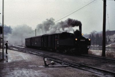 298.52
Drei Wochen vor der Einstellung erreicht die 298.52 mit dem R 3667 den Bahnhof Grünburg.
Scan vom Dia
Schlüsselwörter: 298 , 52 , Steyrtalbahn , Grünburg