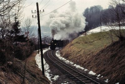 298.53
Drei Wochen vor der Einstellung fährt die 298.53 mit dem R 3679 mit Volldampf die Steigung zwischen Garsten und Sarning hinauf.
Scan vom Dia
Schlüsselwörter: 298 , 53 , Steyrtalbahn