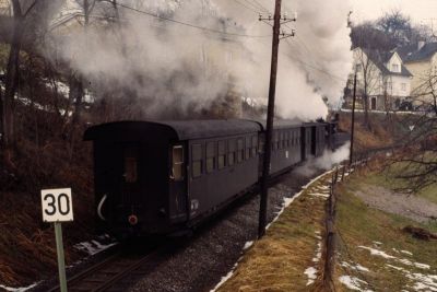 298.53
Drei Wochen vor der Einstellung ist die 298.53 mit dem R 3679 zwischen Garsten und Sarning unterwegs.
Scan vom Dia
Schlüsselwörter: 298 , 53 , Steyrtalbahn