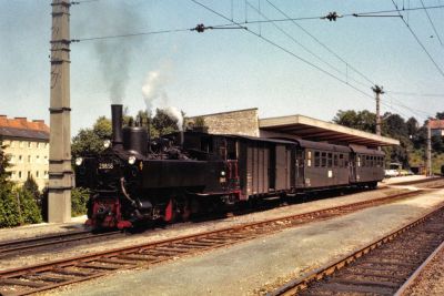 298.56
Die 298.56 steht in Garsten mit dem R 3669 zur Abfahrt bereit
Scan vom Dia
Schlüsselwörter: 298 , 56 , Steyrtalbahn , Garsten