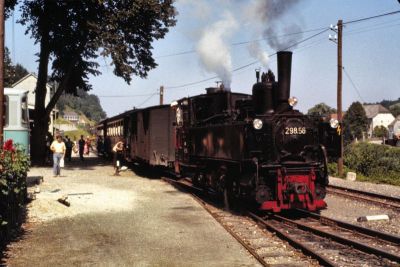 298.56
Die 298.56 hat mit dem R 3669 den Bahnhof Grünburg erreicht. Links kann man den ÖBB-Bus des Schienenersatzverkehres erkennen
Scan vom Dia
Schlüsselwörter: 298 , 56 , Steyrtalbahn , Grünburg