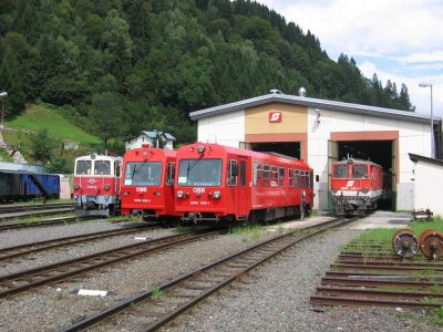 Tischlerhäusl zu ÖBB-Zeiten
2095.01, 5090.008, 5090.006, 2095.015 stehen in Tischlerhäusl vor der TFZ-Halle
Schlüsselwörter: Pinzgaubahn, Tischlerhäusl, 2095, 2095.01, 2095.015, 5090, 5090.006, 5090.008