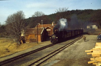 399.01
Die 399.01 erreicht mit dem R 6365 den Bahnhof Alt Weitra.
Scan vom Dia
Schlüsselwörter: 399 , 01 , Waldviertel , Südast , Alt-Weitra