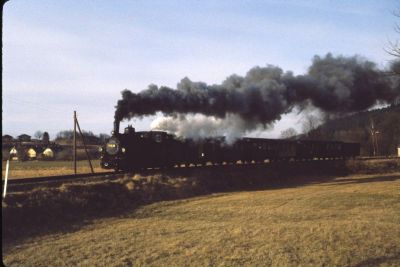 399.01
Die 399.01 verlässt mit einer mächtigen Rauchwolke den Bahnhof Alt Weitra Richtung Groß Gerungs.
Scan vom Dia
Schlüsselwörter: 399 , 01, Mh , Waldviertel , Südast , Alt-Weitra