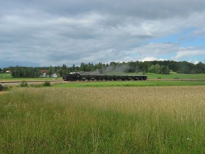 399.01
Die 399.01 durchfährt den im 17. Jahrhundert nach einem großen Waldbrand entstandenen offenen Landschaftsbereich bei "Brand" mit dem "Herrensee-Express"
Schlüsselwörter: Waldviertel , Nordast , 399 , 01