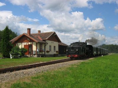 399.01
Die 399.01 erreicht mit dem "Herrensee-Express" das mustergültig renovierte Bahnhofsgebäude von Brand.
Schlüsselwörter: Waldviertel , Nordast , Brand , 399 , 01