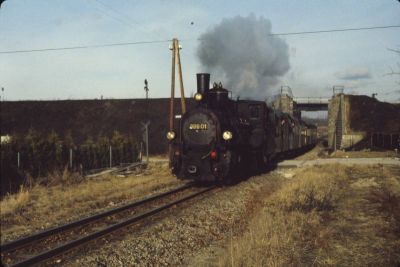 399.01
Die 399.01 mit dem R 6365 unter der Brücke der Franz-Josefs-Bahn in Gmünd.
Scan vom Dia
Schlüsselwörter: 399 , 01 , Mh , Waldviertel , Südast , Gmünd