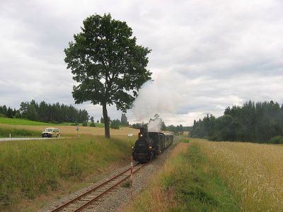 399.01
Die 399.01 in gemütlicher Fahrt mit dem "Herrensee-Express" zwischen Gopprechts und Schönau
Schlüsselwörter: Waldviertel , Nordast , 399 , 01