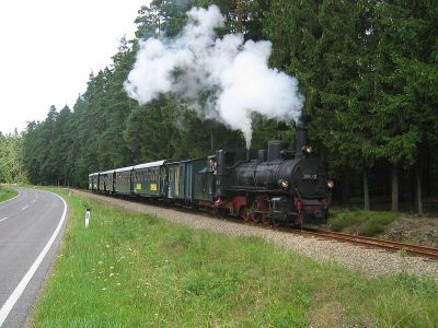 399.01
Wegen der vielen, langen Langsamfahrstellen mit 10 km/h Höchstgeschwindigkeit ist die Fahrt mit dem "Herrensee-Express" ein sehr beschauliches Vergnügen. Die 399.01 ist am 19.7.2009 zwischen Neu und Alt Nagelberg unterwegs ...
Schlüsselwörter: Waldviertel , Nordast , 399 , 01