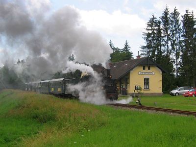 399.01
Die 399.01 verlässt mit dem "Herrensee-Express" am 19.7.2009 den Bahnhof Neu Nagelberg Richtung Litschau.
Schlüsselwörter: Waldviertel , Nordast , 399 , 01