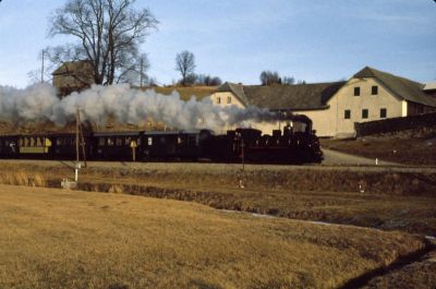 399.01
Die 399.01 mit dem R 6365 kurz vor Steinbach-Groß Pertholz.
Scan vom Dia
Schlüsselwörter: 399 , 01 , Mh ,  Waldviertel , Südast