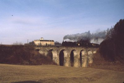 399.01
Die 399.01 auf dem Viadukt bei Weitra. Damals war die Vegetation noch etwas dürftiger und das klassische Fotomotiv mit dem Schloß Weitra im Hintergrund leicht aufzunehmen.
Scan vom Dia
Schlüsselwörter: 399 , 01 , Mh , Waldviertel , Südast