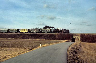 399.01
Die 399.01 auf der Fahrt zwischen Langfeld und Weitra.
Scan vom Dia
Schlüsselwörter: 399 , 01 , Mh , Waldviertel , Südast