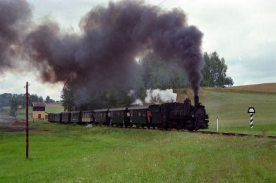 399.02
Die 399.02 fährt mit dem R 6375 aus Steinbach-Groß Pertholz aus.
Schlüsselwörter: Waldviertel , Südast , 399 , 02