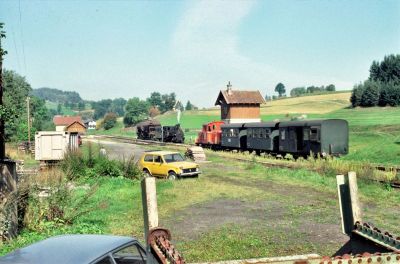 Zugkreuzung in Steinbach-Groß Pertholz
Die 399.03 wartet mit ihrem Güterzug im Bahnhof Steinbach-Groß Pertholz die Zugkreuzung mit dem R 6366 gezogen von der 2091.009 ab.
Scan vom Dia
Schlüsselwörter: 399 , 03 , Mh , 2091 , 009 , Waldviertel , Südast , Steinbach