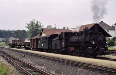 399.03
Die 399.03 hat soeben mit dem GmP 71434 nach Heidenreichstein den Bahnhof Alt Nagelberg erreicht.
Scan vom Dia
Schlüsselwörter: 399 , 03 , Mh , Waldviertel , Nordast , Alt Nagelberg