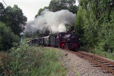 399.03
Die 399.03 ist mit einem Sonderzug nach Heidenreichstein bei Gmünd Böhmzeil unterwegs.
Schlüsselwörter: Waldviertel , Nordast , 399 , 03