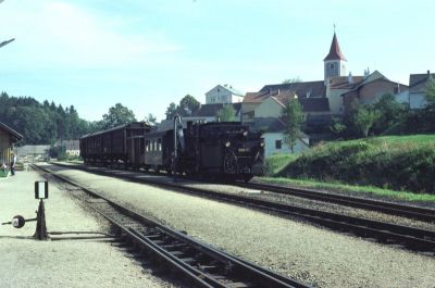 399.03
Die 399.03 mit einem Güterzug in Langschlag.
Scan vom Dia
Schlüsselwörter: 399 , 03 , Mh , Waldviertel , Südast , Langschlag