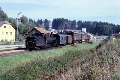 399.03
Die 399.03 steht mit einem beachtlichen Güterzug in Langschlag.
Scan vom Dia
Schlüsselwörter: 399 , 03 , Mh , Waldviertel , Südast , Langschlag