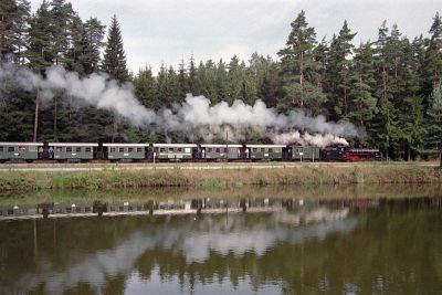 399.03
Die 399.03 fährt mit einem Sonderzug nach Heidenreichstein entlang der Nagelberger Teiche.
Schlüsselwörter: Waldviertel , Nordast , 399 , 03