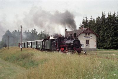 399.03
Die 399.03 hat mit einem Sonderzug nach Heidenreichstein den Bahnhof Neu Nagelberg erreicht.
Schlüsselwörter: Waldviertel , Nordast , 399 , 03 , Neu-Nagelberg