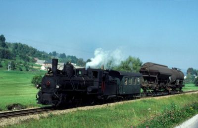 399.03
Die 399.03 ist mit ihrem Güterzug zwischen St. Martin und Steinbach-Groß Pertholz unterwegs
Scan vom Dia
Schlüsselwörter: 399 , 03 , Mh , Waldviertel , Südast