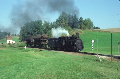 399.03
Die 399.03 fährt mit viel Schwung mit ihrem Güterzug aus dem Bahnhof Steinbach-Groß Pertholz aus.
Scan vom Dia
Schlüsselwörter: 399 , 03 , Waldviertel , Südast , Steinbach