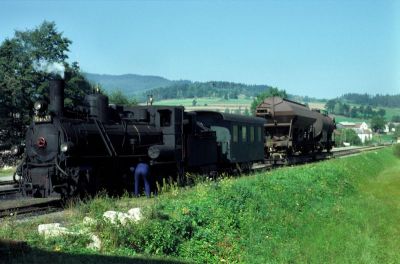 399.03
Die 399.03 mit einem Güterzug in Steinbach-Groß Pertholz.
Scan vom Dia
Schlüsselwörter: 399 , 03 , Mh ,  Waldviertel , Südast , Steinbach