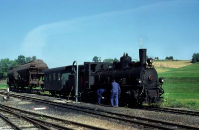 399.03
Die 399.03 hat mir ihrem Güterzug Steinbah-Groß Pertholz erreicht, die Wartezeit bis zur folgenden Zugkreuzung wird für die Kontrolle der Lager genützt
Scan vom Dia
Schlüsselwörter: 399 , 03 , Mh , Waldviertel , Südast , Steinbach