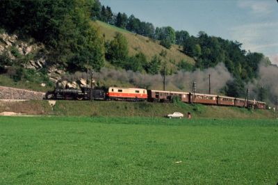 75 Jahre elektrischer Betrieb
Die 399.04 und die 1099.002 ziehen den Sonderzug bei Frankenfels
Scan vom Dia
Schlüsselwörter: 399 , Mh , 04 , 1099 , 002 , Mariazellerbahn , Talstrecke