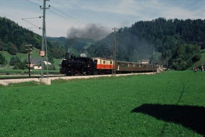 75 Jahre elektrischer Betrieb
Die 399.04 und die 1099.002 ziehen den langen Sonderzug bei der Ausfahrt aus Laubenbachmühle
Scan vom Dia
Schlüsselwörter: 399 , 04 , 1099 , 002 , Mariazellerbahn , Bergstrecke , Laubenbachmühle