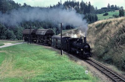 399.04
Die 399.04 nimmt bei Abschlag mit ihrem Güterzug Anlauf für die starke Steigung Richtung Bruderndorf.
Scan vom Dia
Schlüsselwörter: 399 , 03 , Mh ,  Waldviertel , Südast