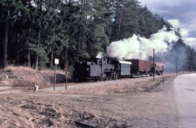 399.04
Die 399.04 ist mit dem morgendlichen Güterzug von Litschau nach Gmünd zwischen Alt und Neu Nagelberg unterwegs.
Scan von Dia
Schlüsselwörter: 399 , 04 , Mh , Waldviertel , Nordast