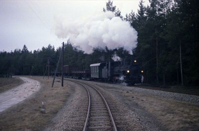 399.04
Knapp nach 6 Uhr früh fährt die 399.04 mit einem Güterzug Richtung Litschau
Schlüsselwörter: Waldviertel , Nordast , 399 , 04