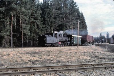 399.04
Die 399.04 erreicht in Kürze den Bahnhof Alt Nagelberg. Im Vordergrund das Streckengleis nach Heidenreichstein.
Scan vom Dia
Schlüsselwörter: 399 , 04 , Mh , Waldviertel , Nordast