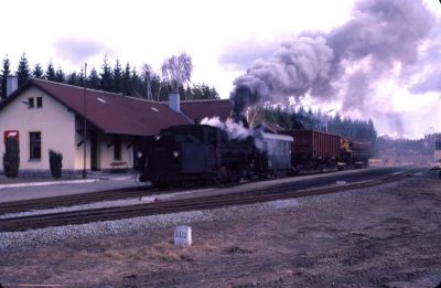 399.04 Alt Nagelberg
Die 399.04 bei klirrender Kälte am Morgen mit dem Güterzug von Litschau nach Gmünd im Bahnhof Alt Nagelberg.
Scan vom Dia
Schlüsselwörter: 399 , 04 , Mh ,  Waldviertel , Nordast , Alt Nagelberg