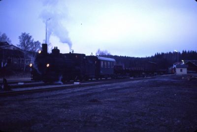 399.04 Alt Nagelberg
Die 399.04 bei klirrender Kälte im Morgengrauen um 6.00 Uhr mit dem Güterzug nach Litschau im Bahnhof Alt Nagelberg. Dahinter ist schwach die 2091.009 mit dem R 6381 nach Gmünd zu erkennen.
Scan vom Dia
Schlüsselwörter: 399 , 04 , Mh , Waldviertel , Nordast , Alt Nagelberg