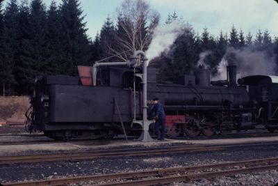 399.04 Alt Nagelberg
Die 399.04 mit dem morgendlichen Güterzug von Litschau nach Gmünd in Alt Nagelberg.
Scan vom Dia
Schlüsselwörter: 399 , 04 , Mh , Waldviertel , Alt Nagelberg , Nordast