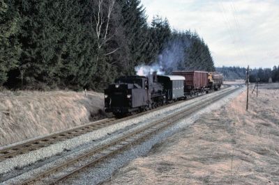 399.04 Alt Nagelberg
Die 399.04 erreicht mit ihrem Güterzug demnächst den Bahnhof Alt Nagelberg.
Scan vom Dia
Schlüsselwörter: 399 , 04 , Mh , Waldviertel , Nordast , Alt Nagelberg