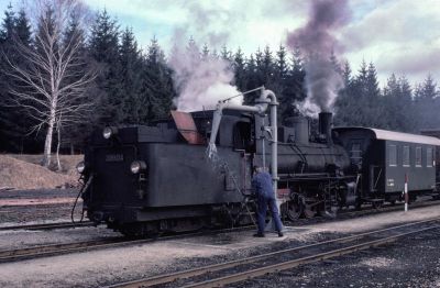 399.04
Die 399.04 mit einem Güterzug beim Wasserfassen in Alt Nagelberg.
Scan vom Dia
Schlüsselwörter: 399 , 04 , Mh , Waldviertel , Nordast , Alt-Nagelberg