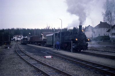 399.04
Um 6 Uhr früh wartet die 399.04 mit dem morgendlichen Güterzug nach Litschau in Alt Nagelberg auf die Abfahrt.
Schlüsselwörter: Waldviertel , Nordast , 399 , 04 , Alt-Nagelberg