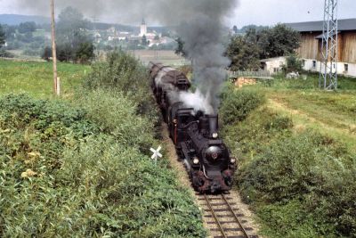 399.04
Kurz nach Alt Weitra nimmt die 399.04 mit ihrem Güterzug die Steigung nach Weitra in Angriff.
Scan vom Dia
Schlüsselwörter: 399 , 04 , Mh , Waldviertel , Südast