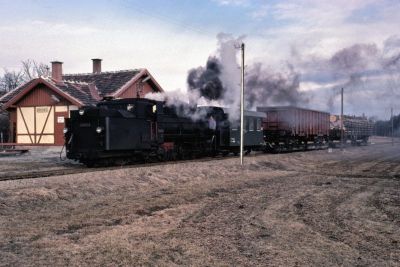 399.04 Brand
Die 399.04 hat mit dem morgendlichen Güterzug von Litschau nach Gmünd die Halte- und Ladestelle Brand erreicht.
Scan vom Dia
Schlüsselwörter: 399 , 04 , Mh , Waldviertel , Nordast , Brand