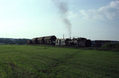 399.04
Die 399.04 kehrt mit einem beachtlichen Güterzug nach Gmünd zurück. Die starke Steigung zum Bahnhof stellt kein Problem dar.
Scan vom Dia
Schlüsselwörter: 399 , 04 , Mh , Waldviertel , Südast , Gmünd