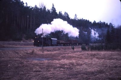 399.04 bei Gopprechts
Am frühen Morgen ist die 399.04 mit dem Güterzug von Gmünd nach Litschau zwischen Gopprechts und Schönau unterwegs.
Scan vom Dia
Schlüsselwörter: 399 , 04 , Mh , Waldviertel , Nordast