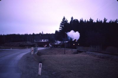 399.04 Gopprechts
In der Morgendämmerung zieht die 399.04 den Güterzug von Gmünd nach Litschau bei Gopprechts.
Scan vom Dia
Schlüsselwörter: 399 , 04 , Mh , Waldviertel , Nordast