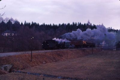 399.04 Gopprechts
Die 399.04 mit dem morgendlichen Güterzug von Litschau nach Gmünd bei Gopprechts.
Scan vom Dia
Schlüsselwörter: 399 , 04 , Mh , Waldviertel , Nordast