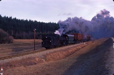 399.04 Gopprechts
Die 399.04 mit dem morgendlichen Güterzug von Litschau nach Gmünd bei Gopprechts.
Scan vom Dia
Schlüsselwörter: 399 , 04 , Mh , Waldviertel , Nordast