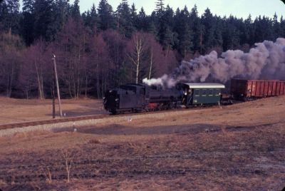 399.04 Gopprechts
Die 399.04 mit dem morgendlichen Güterzug von Litschau nach Gmünd bei Gopprechts.
Scan vom Dia
Schlüsselwörter: 399 , 04 , Waldviertel , Nordast