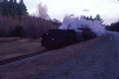 399.04 Gopprechts
Die 399.04 am frühen Morgen mit dem Güterzug von Litschau nach Gmünd bei Gopprechts.
Scan vom Dia
Schlüsselwörter: 399 , 04 , Mh , Waldviertel , Nordast